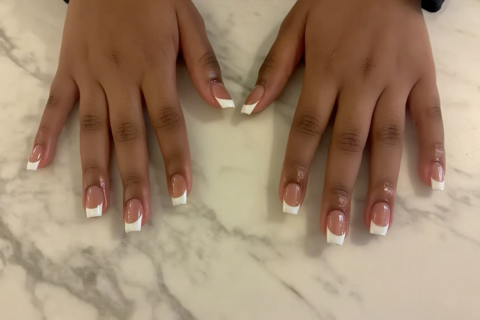 French manucure semi-permanente — ongles à Bilstain près de Verviers